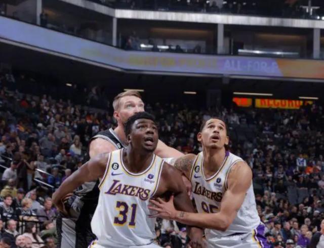 乐鱼体育官网-【人物】科比同姓氏奥尼尔表现 拖布一人就是OK组合